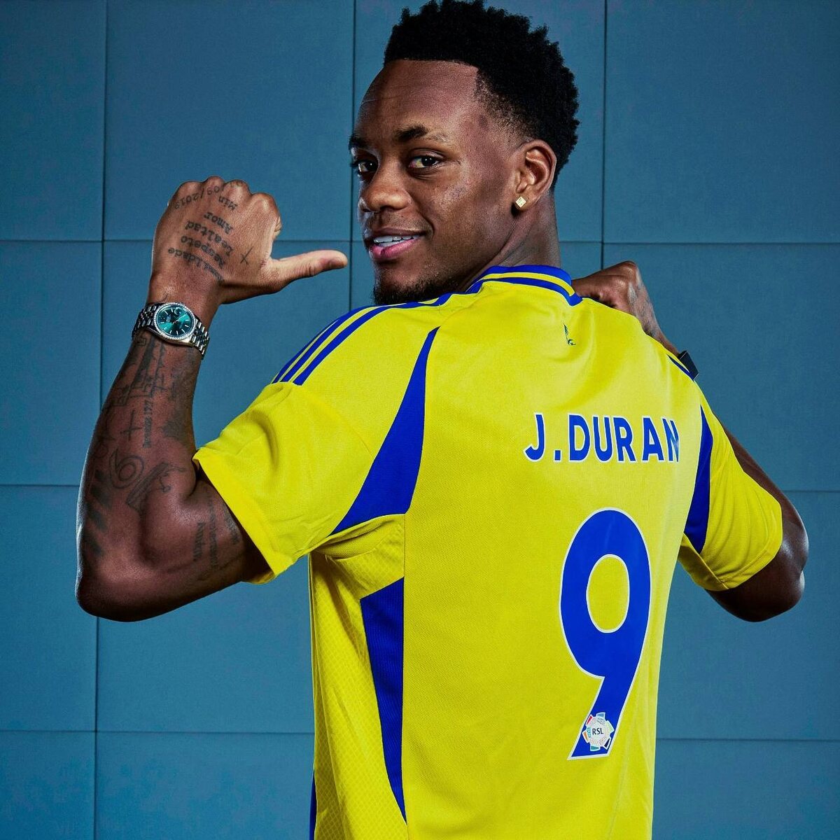 Джон Дуран перешёл в «Аль-Наср» из «Астон Вилы».

Сумма трансфера: 77 млн евро + бонусы. Контракт до лета 2030 года.