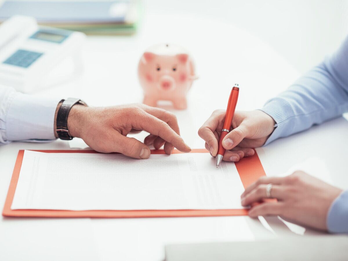    Девушка подписывает документы© Depositphotos.com / stokkete