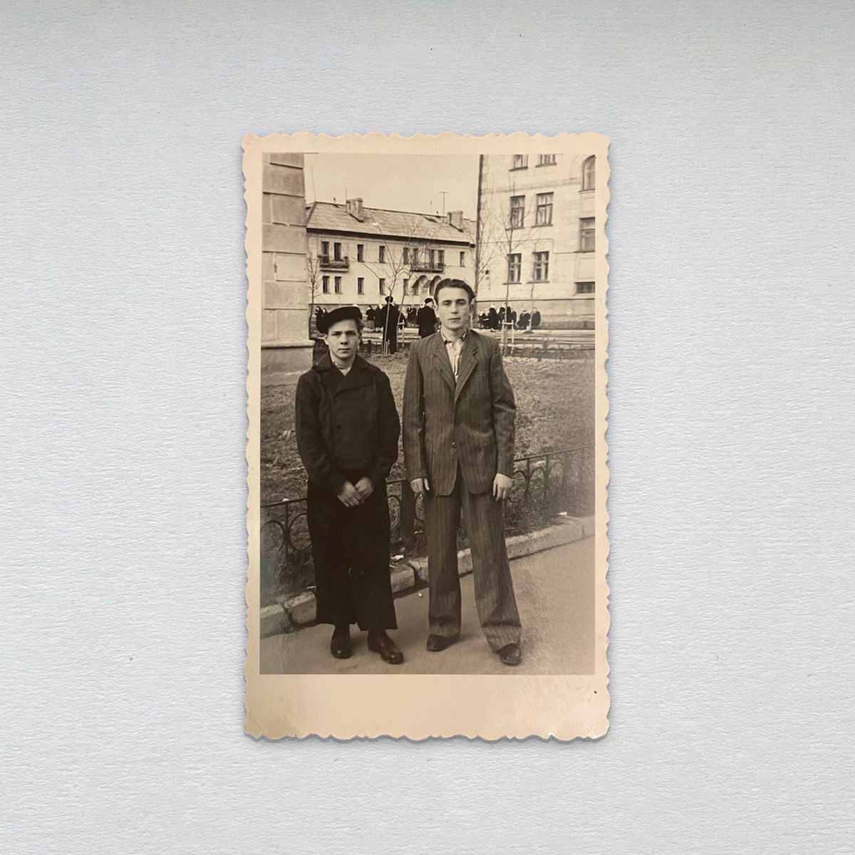 Было. Ученик школы ФЗО С.Н. Козарь с приятелем в поселке Военморстроя. Фотография начала 1950-х гг. из семейного архива Анастасии Петровой-Козарь. 