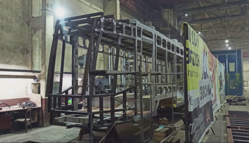    Сборка прототипа трамвая (скриншот видео). Источник: Максим Раевский/vk.com/id196214147