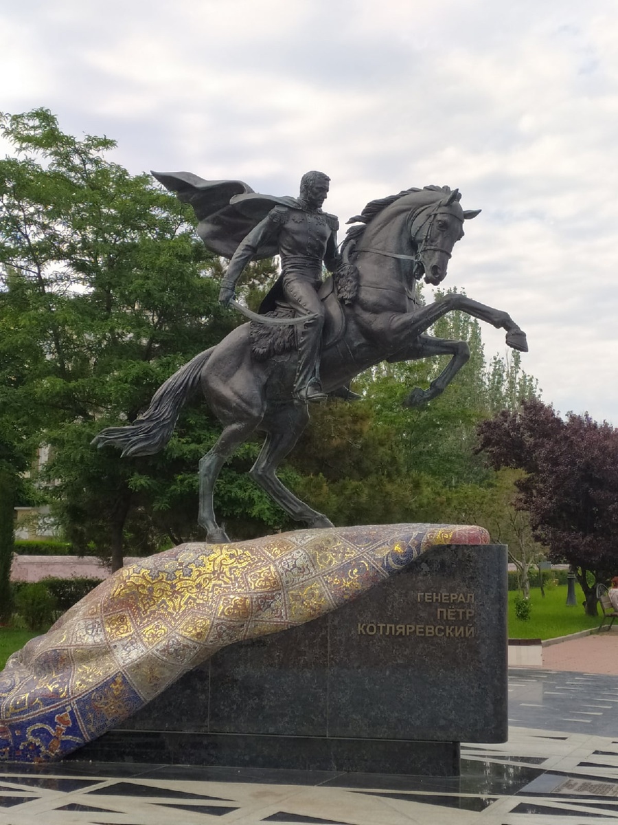 Памятник Котляревскому. Фото Сергея Малышева.