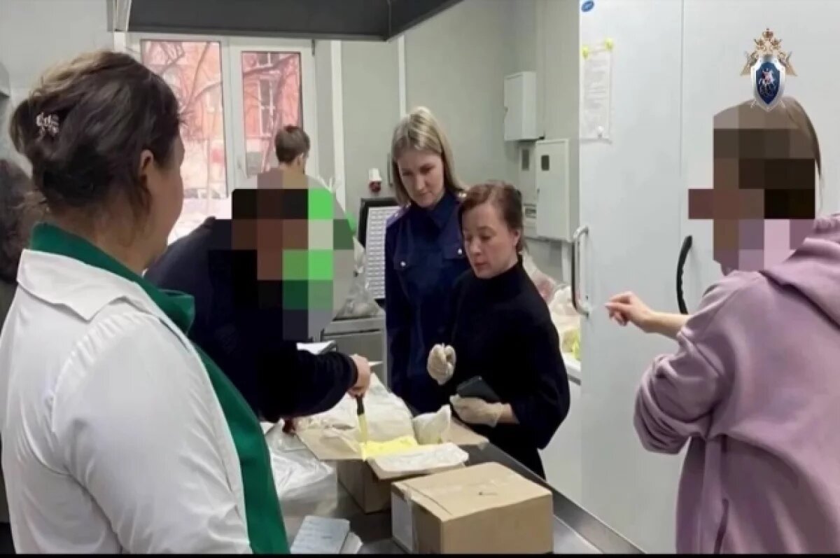    Подозреваемая предоставила следователю поддельные медицинские книжки с ложной информацией о прохождении медосмотра работниками «М-Бургер»