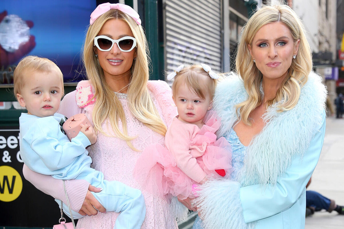     Ники Хилтон помогла Пэрис подержать малышку Лондон LEGION-MEDIA