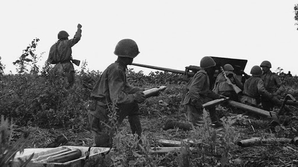 Советские бойцы ведут бой. Источник Яндекс картинки