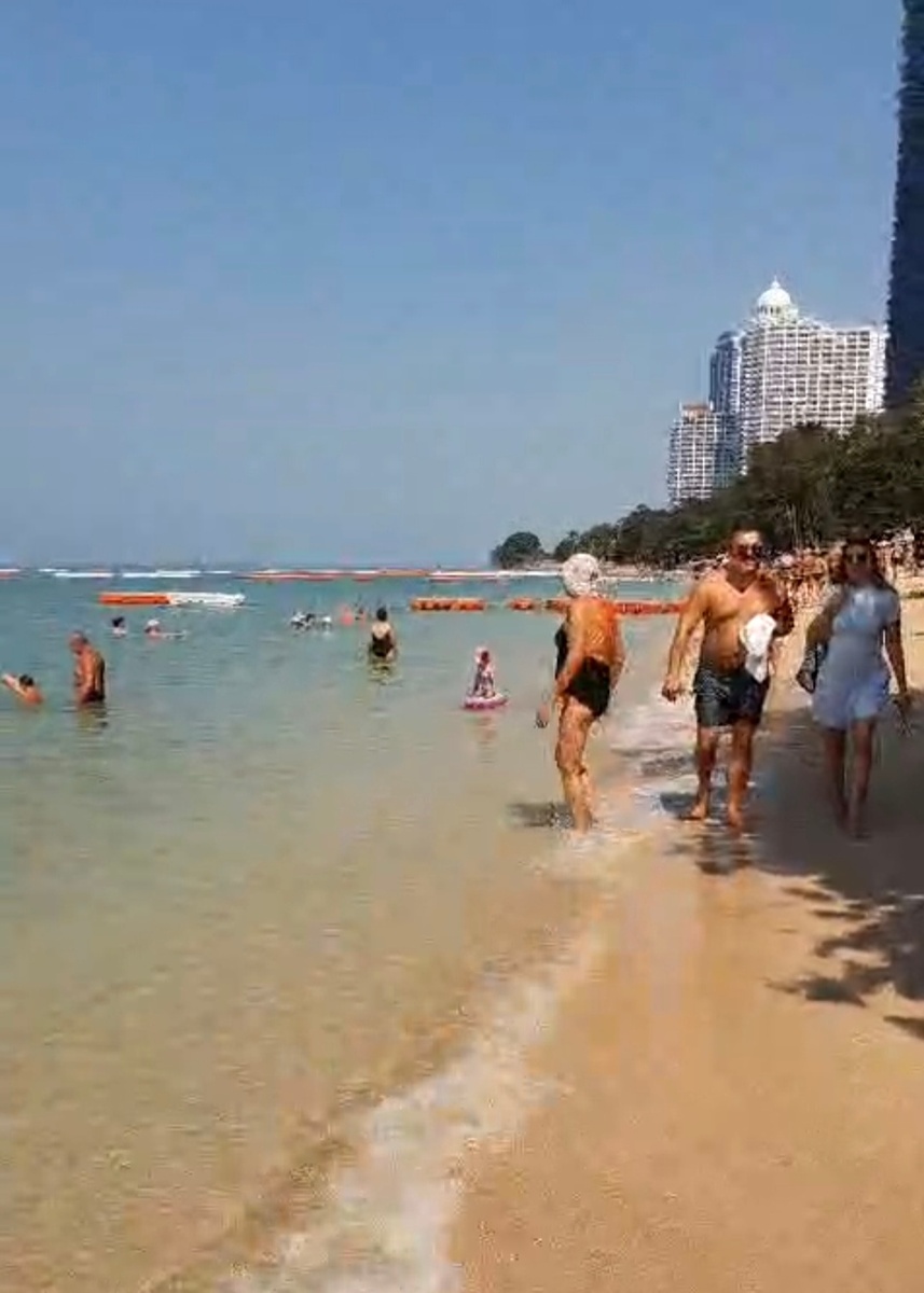 Из центральной Паттайи мы перебрались в его северную часть - Вангомат. Он отличается от всего Джмтьена своими чистыми пляжами. Приехали, посмотрели и правда - вода чистая. А вот набережной нет, где спрашивается гулять вечером? Один пляжный отдых не для нас, мы с женой развлекаловку любим да и долго сидеть на одном месте не можем - скучно. Начинаем на стены бросаться. Поэтому скоро будем перебираться на юг.