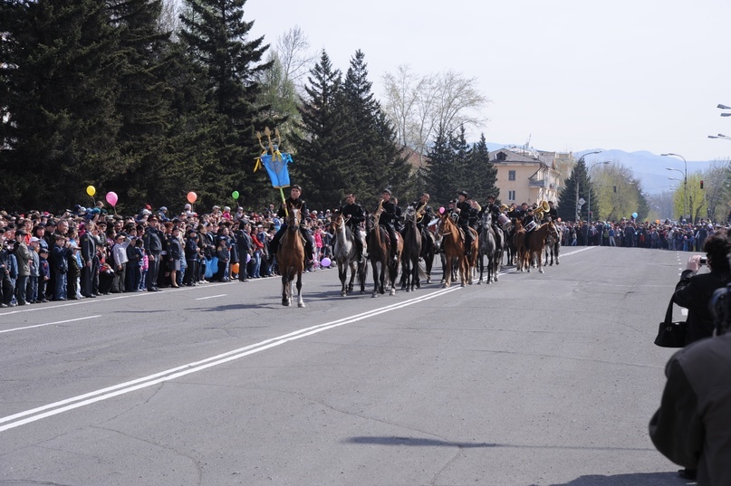 Первый выход конного оркестра. Впереди со штандартом – Тимур Дулуш. Кызыл, площадь Арата. 9 мая 2008 года.