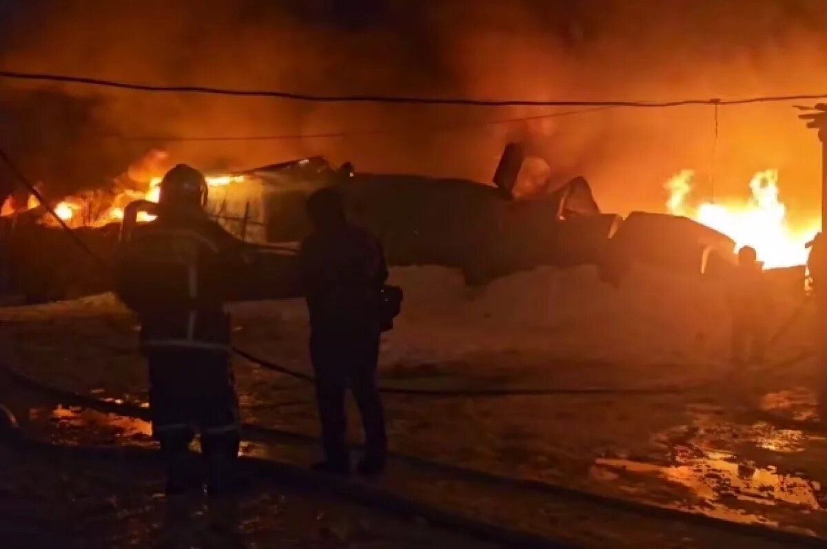    Под Екатеринбурге горит цех полиэтилена на 2400 квадратных метрах