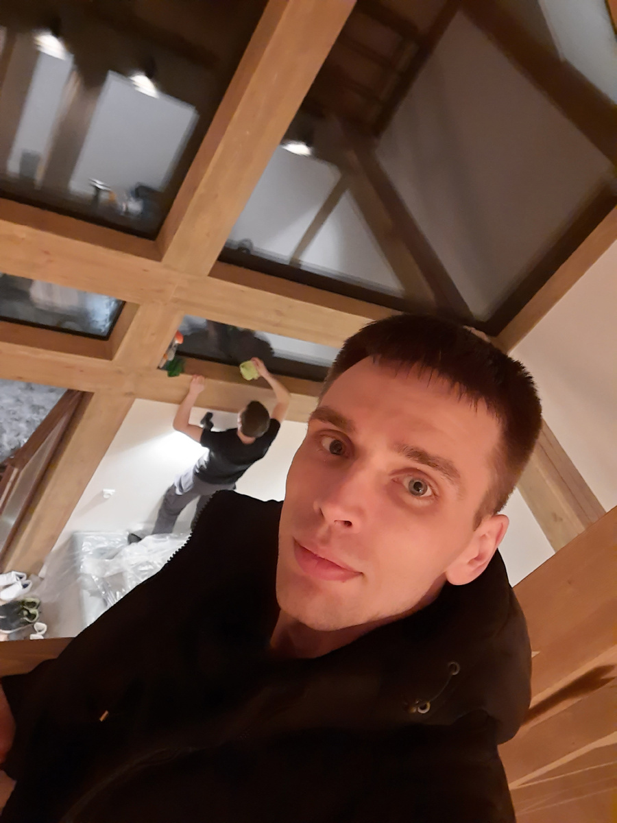 Мы за Работой с Михаилом первый мой подопечный которого я начал обучать клинингу в практике.