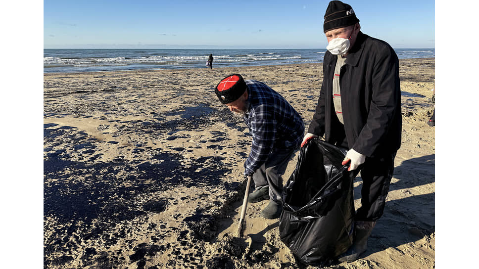 Кузбасские волонтёры продолжают очищать берег Чёрного моря от мазута - смотреть 
