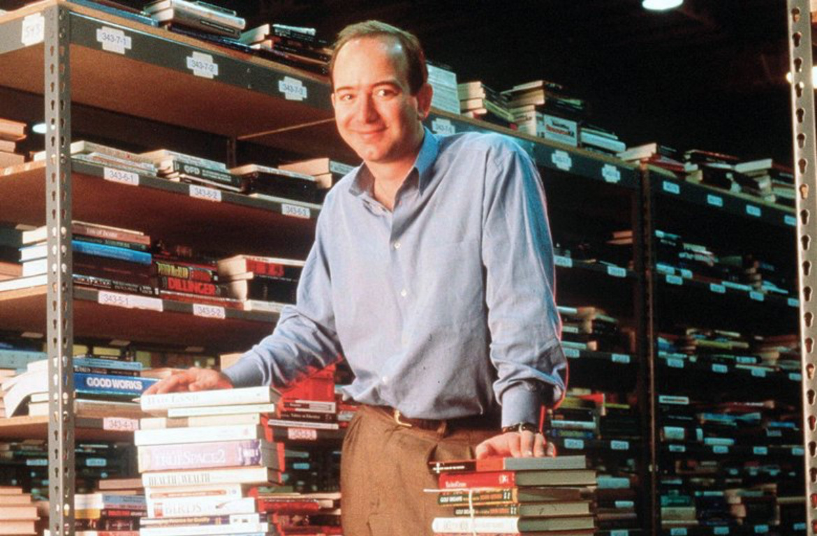 Так выглядел первый офис Amazon – гараж и старые столы из дверей.