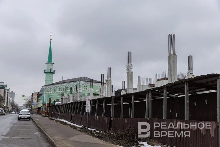 В центре Казани выставили на торги недостроенное административно-торговое здание рядом с Султановской мечетью и ТЦ «Муравейник». Мария Зверева / realnoevremya.ru