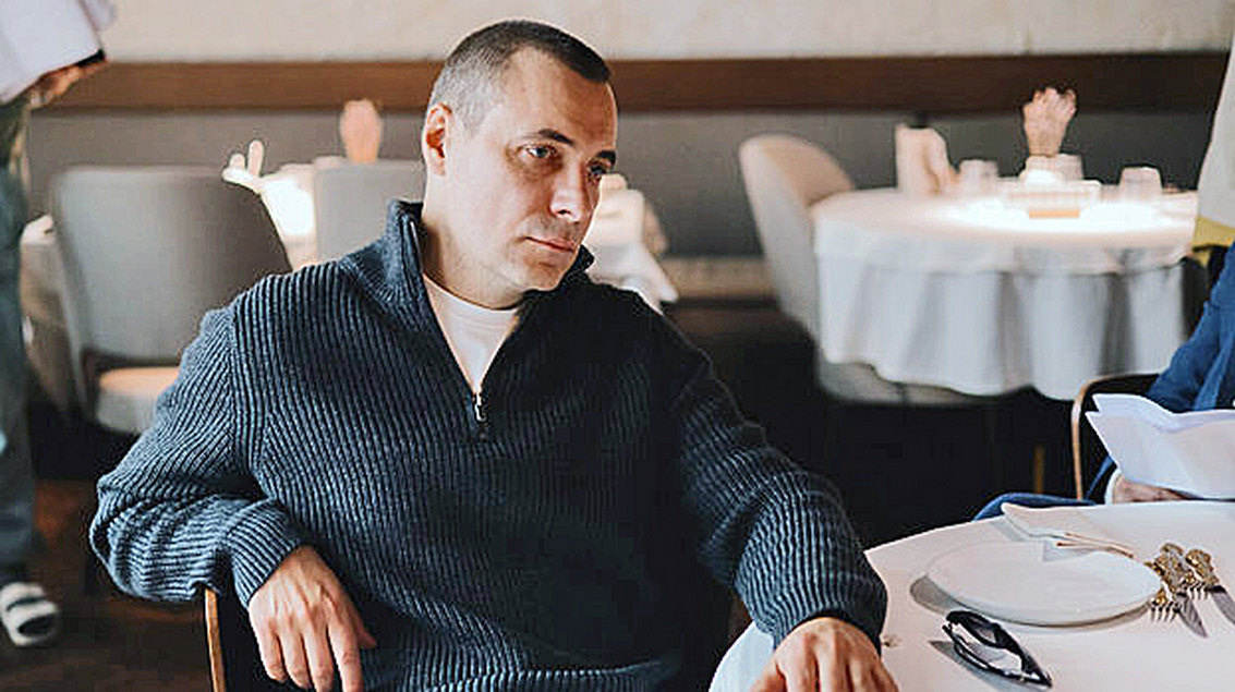 Герой Евгения Цыганова в сериале «сбитый летчик», но при этом с зарплатой в миллион рублей и еще большими долгами он все равно как будто с другой орбиты. 