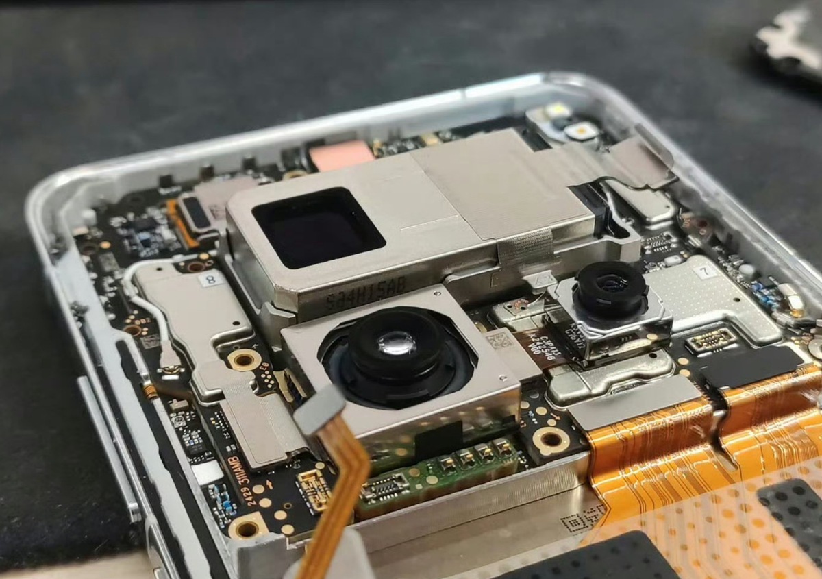    Место, которое он занимает в смартфоне даже в количестве одной штуки