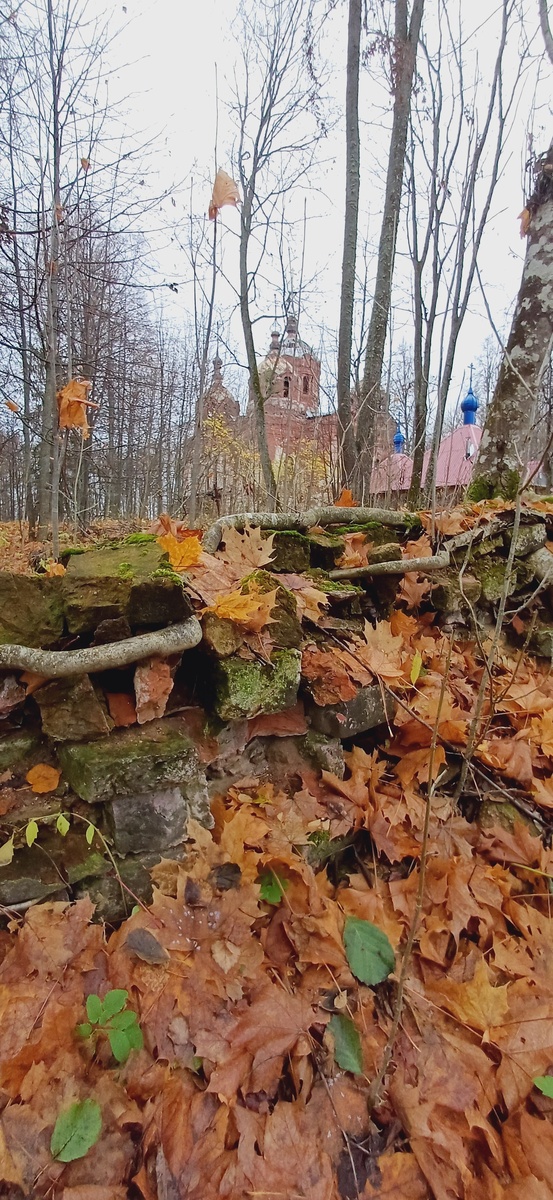 Часть кирпичной ограды