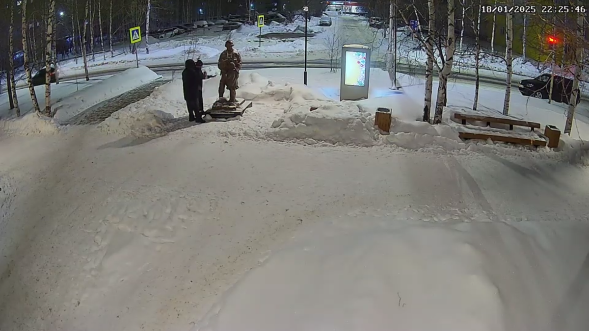    Вандал в Нижневартовске повредил памятник Защитнику Донбасса