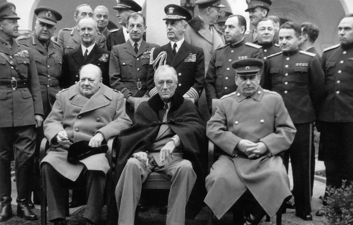    Премьер-министр Великобритании Уинстон Черчилль, президент США Франклин Рузвельт и председатель СНК СССР Иосиф Сталин   ТАСС