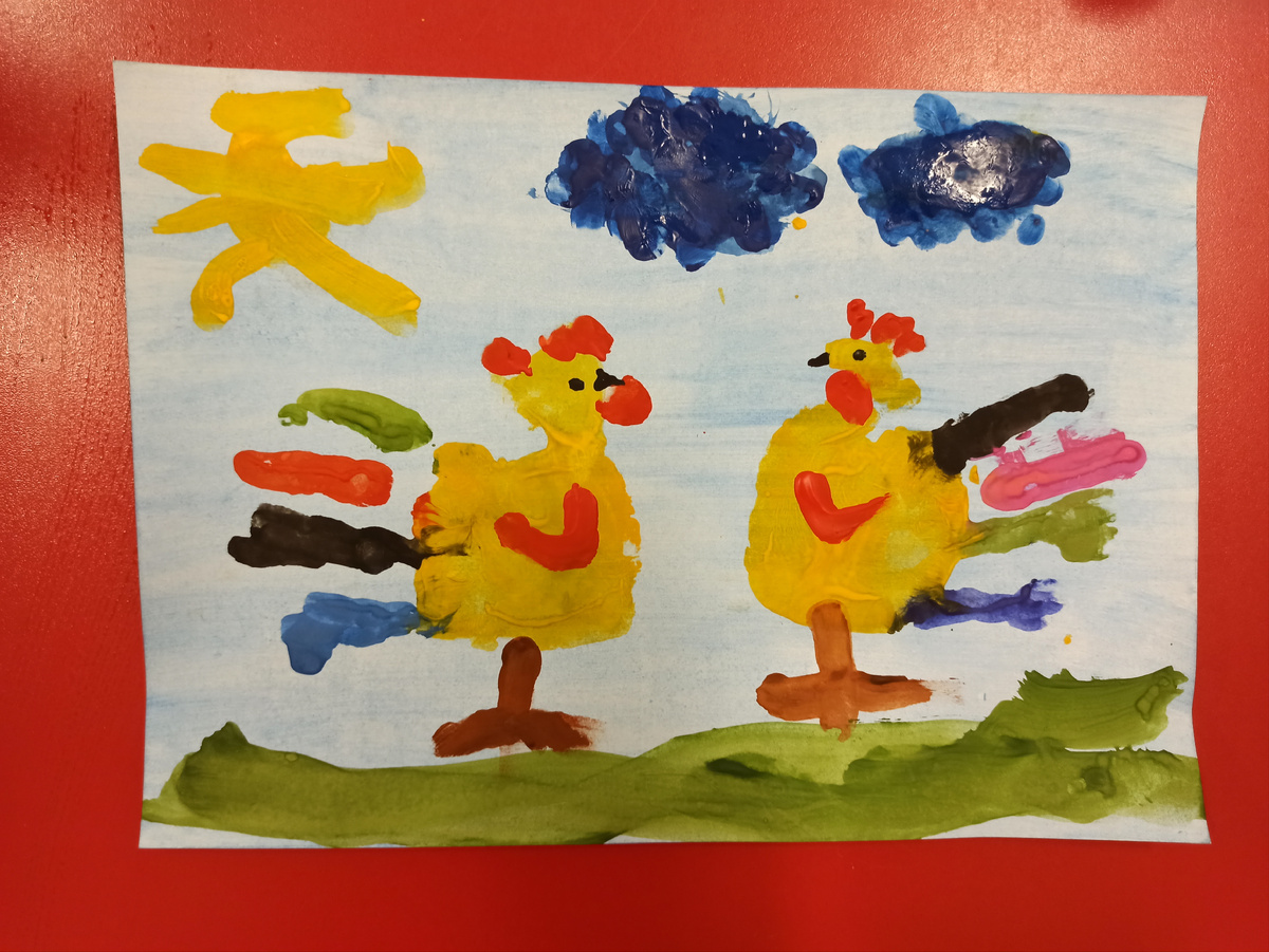 Рисунок "Петушки". Петушки нарисованы ладошкой, солнце и облака - пальчиком, остальное - кистью