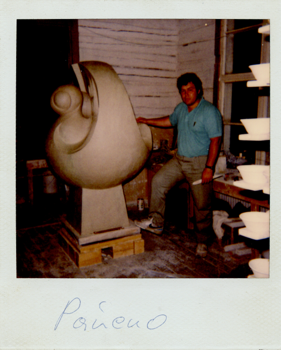 Скульптор Виктор Митрошин в процессе создания "Космической птицы" в городе Райсио, Финляндия. 1989 год.