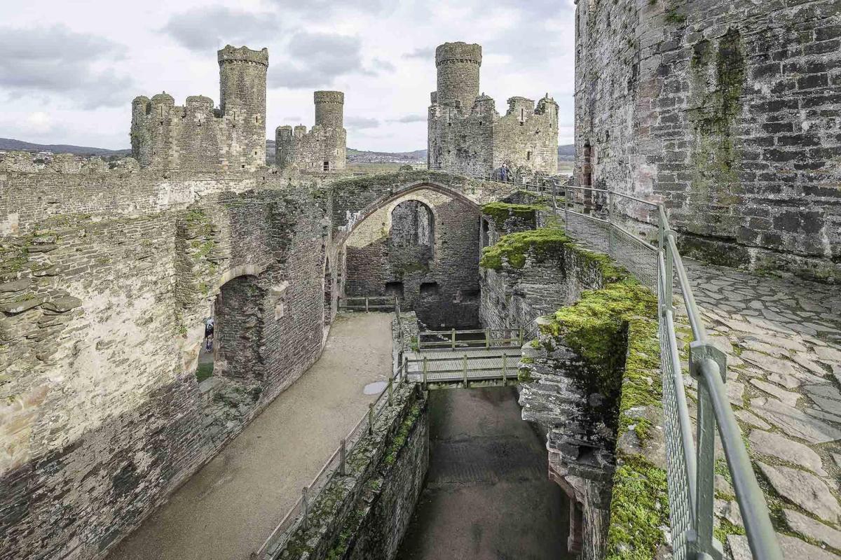 Это одна из самых великолепных средневековых крепостей в Европе, - так пишут на сайте замка.