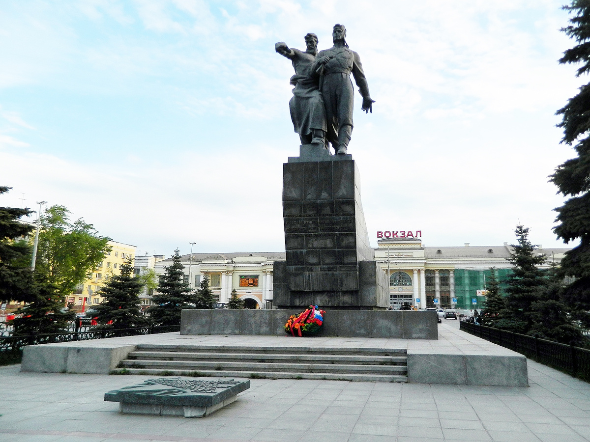 Памятник уральскому добровольческому танковому корпусу на Привокзальной площади г. Екатеринбург