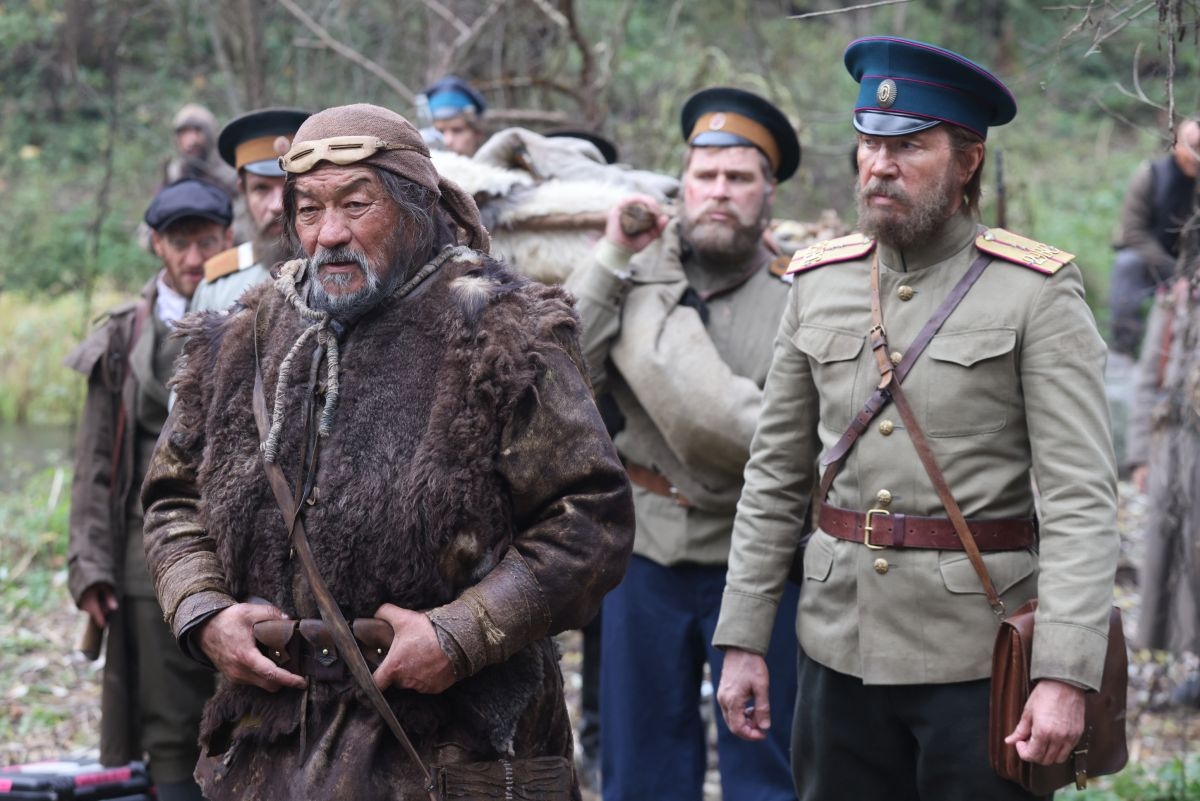    Ондасын Бесикбасов в роли Дерсу Узала и Евгений Миронов в роли Владимира Арсеньева. / Сергей Михеев/РГ