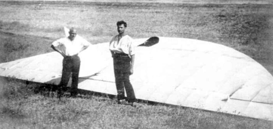 Б.Н. Кудрин и Б.И. Черановский около планера БИЧ-2 «Парабола»