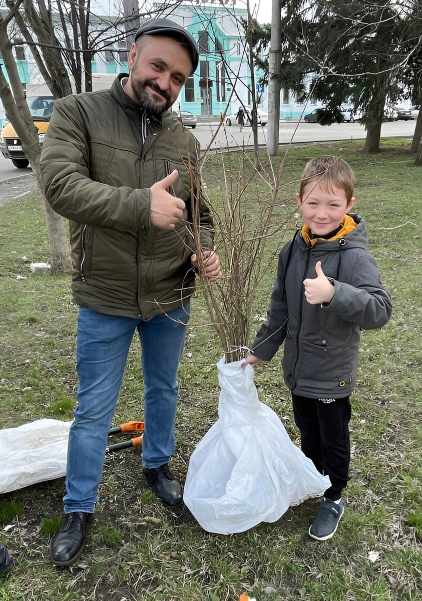 Азамат Ужахов с юным экологом Денисом Кочергиным