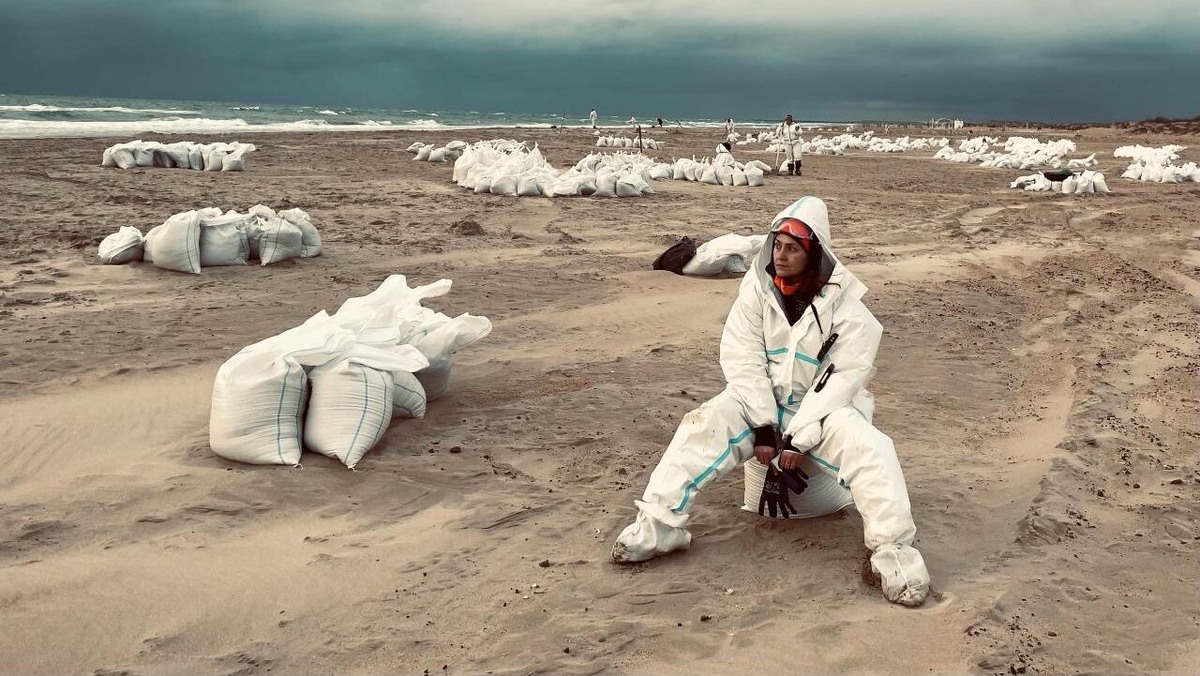    Тяжёлый физический труд и эмоциональная усталость — вот с чем чаще всего сталкиваются волонтёры в зоне ЧС. Фото: Наташа Рыжик magnaur.wfolio.pro