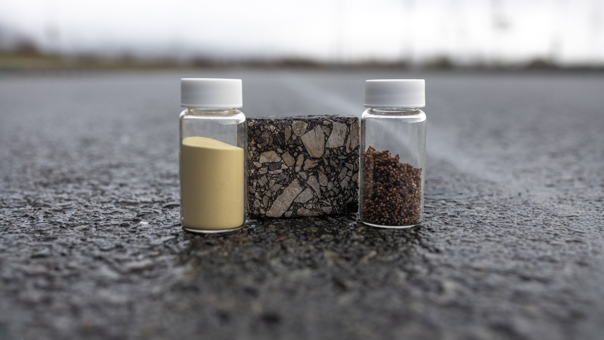 Примеры микрокапсул из биоспор (слева) и капсул на основе отходов (справа) для самовосстанавливающегося асфальта. В центре — образец асфальтовой смеси.    
 Источник: Swansea University  📷
