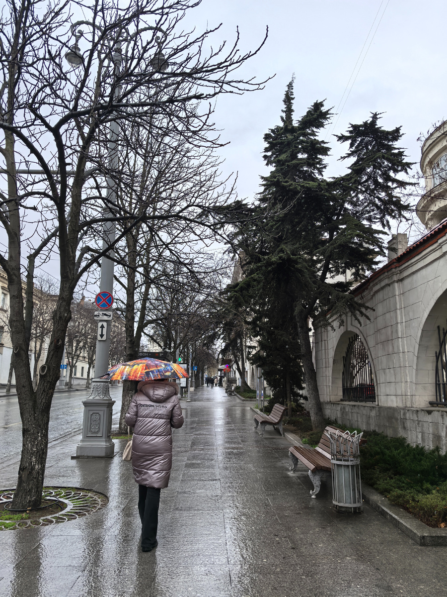 Справа на фото уже можно увидеть нужный дом.