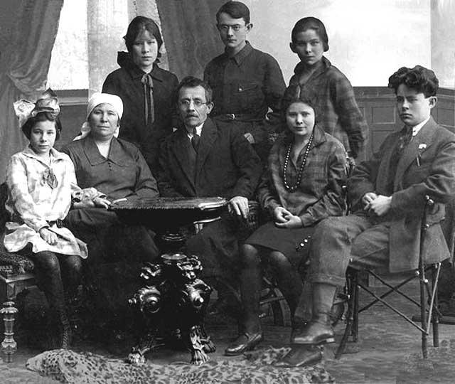 Муса Бигиев (в центре) с членами своей семьи