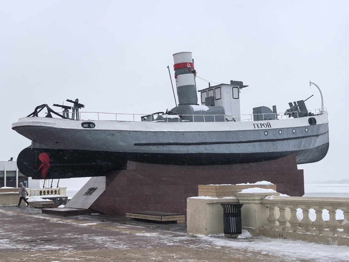 Катер "Герой" на Нижне-Волжской набережной. Фото автора