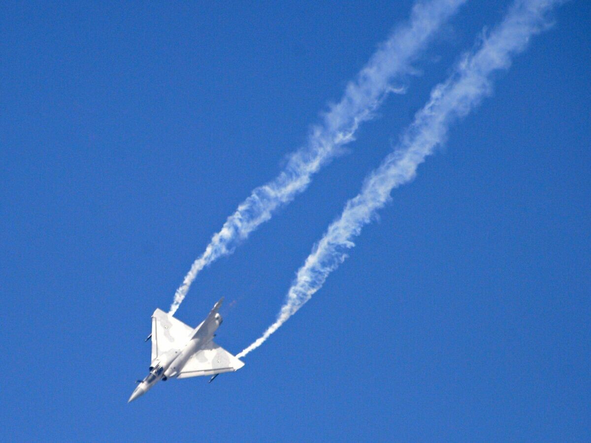    Французский многоцелевой истребитель четвёртого поколения Mirage 2000 во время демонстрационного полета на Международной авиационно-космической выставке Dubai Airshow 2017© РИА Новости / Сергей Мамонтов