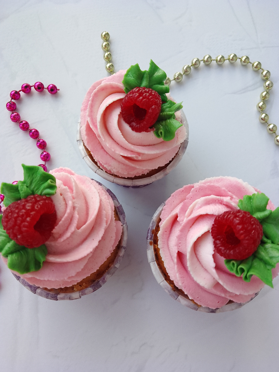 Капкейки с мармеладной малинкой.