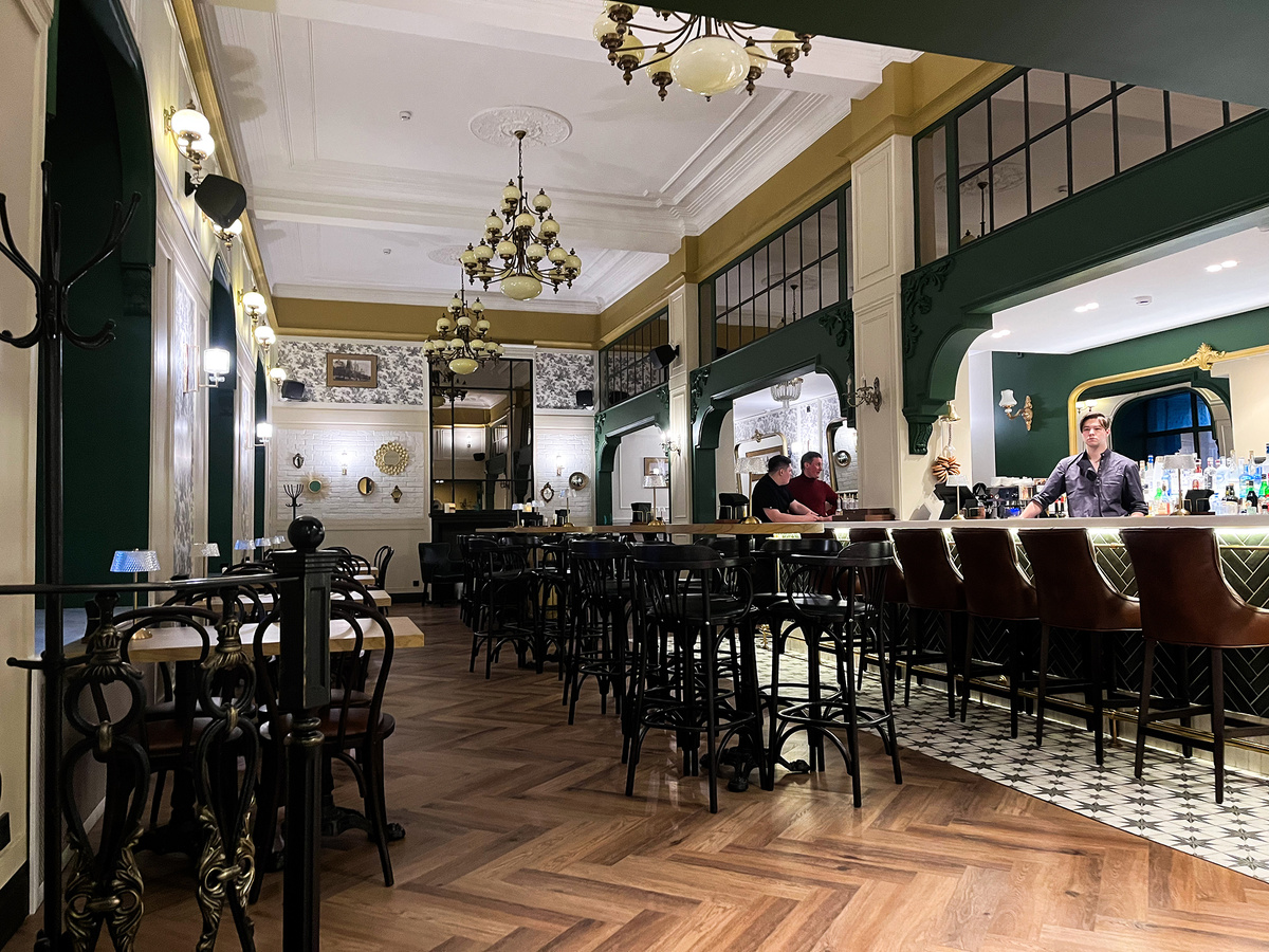 Вид на зал рюмочной →