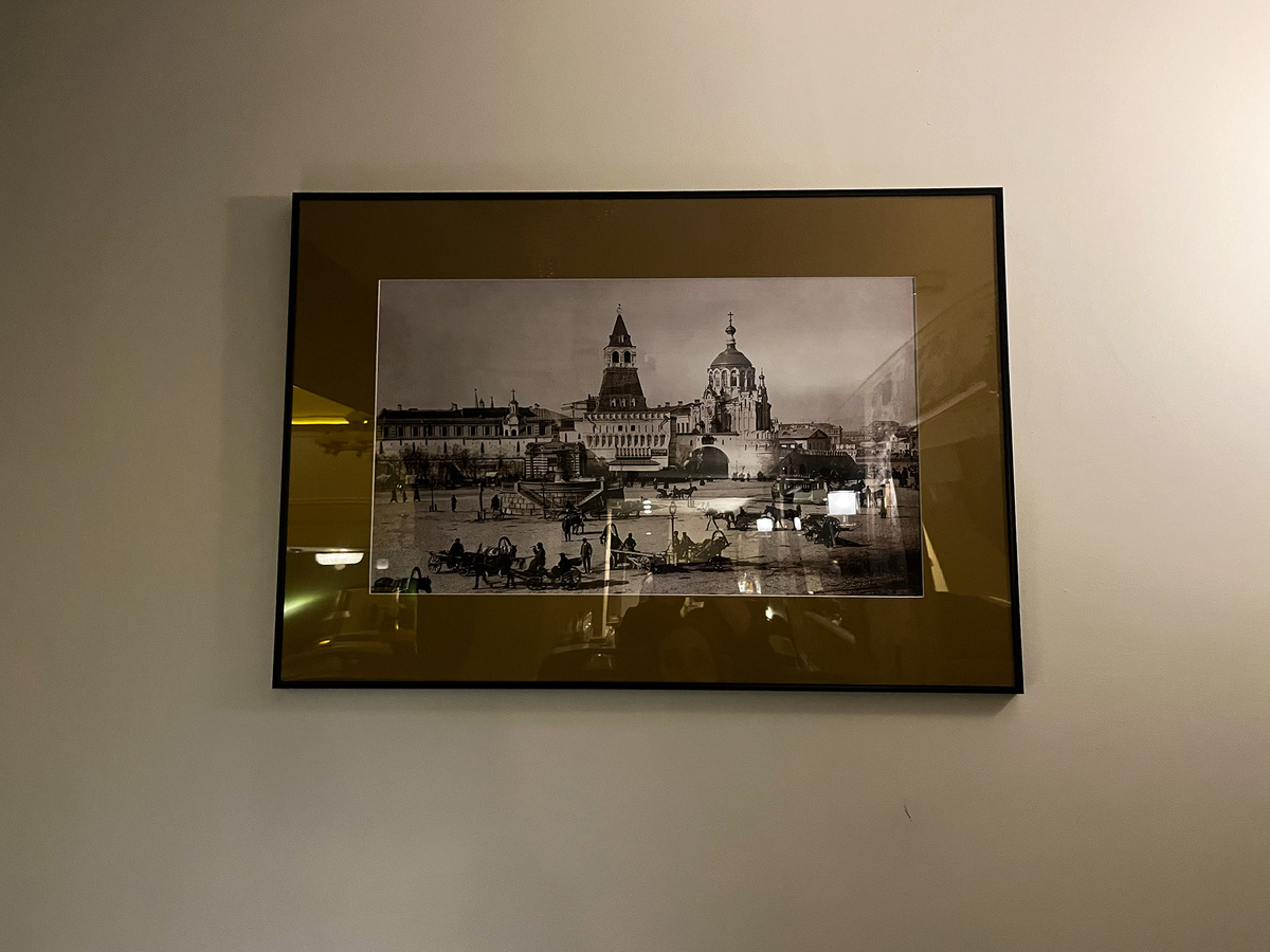 На стенах можно наблюдать фотографии старинной Москвы →