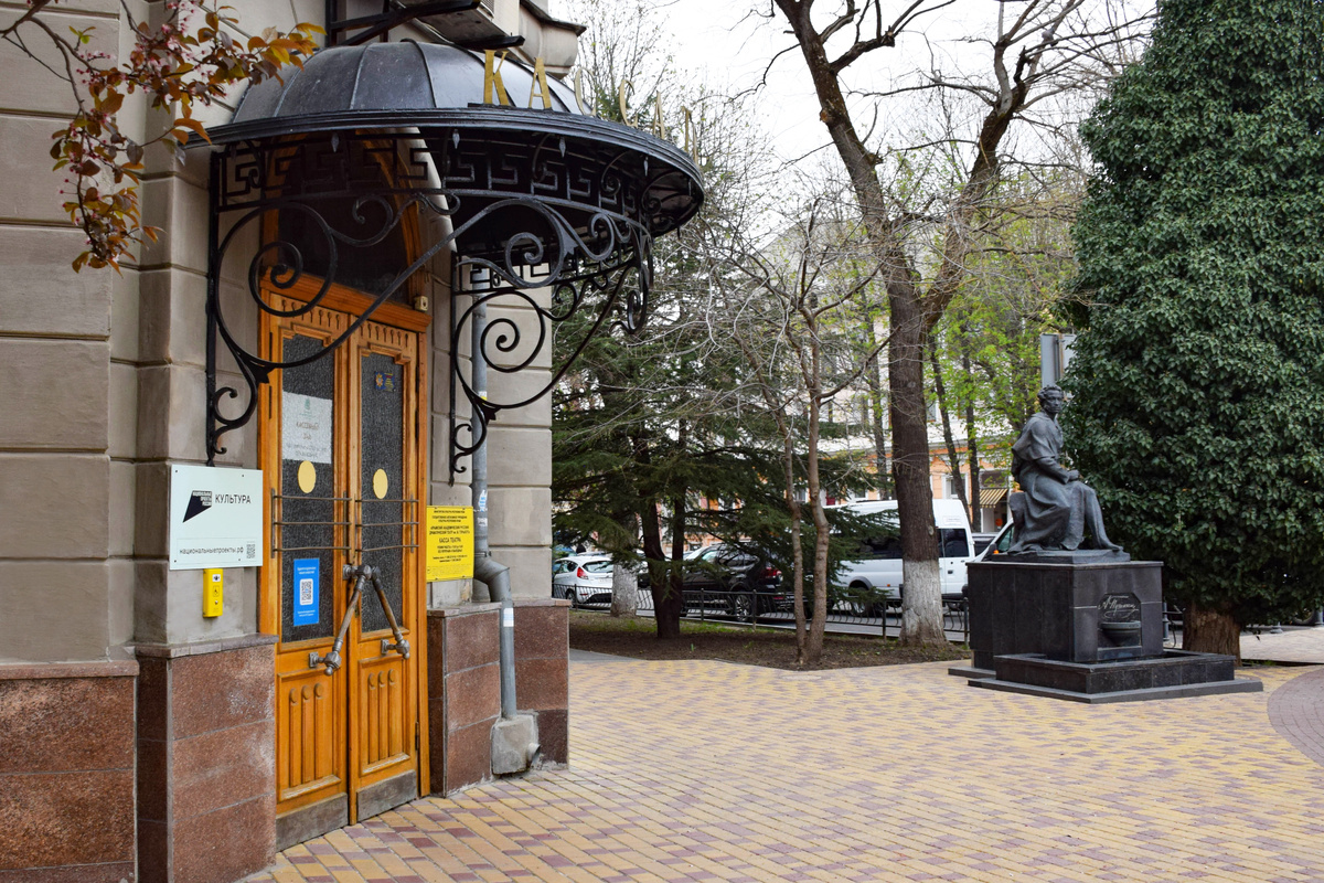 Драмтеатр им. Горького и памятник Пушкину // Туристический портал Республики Крым, Светлана Мальцева 
