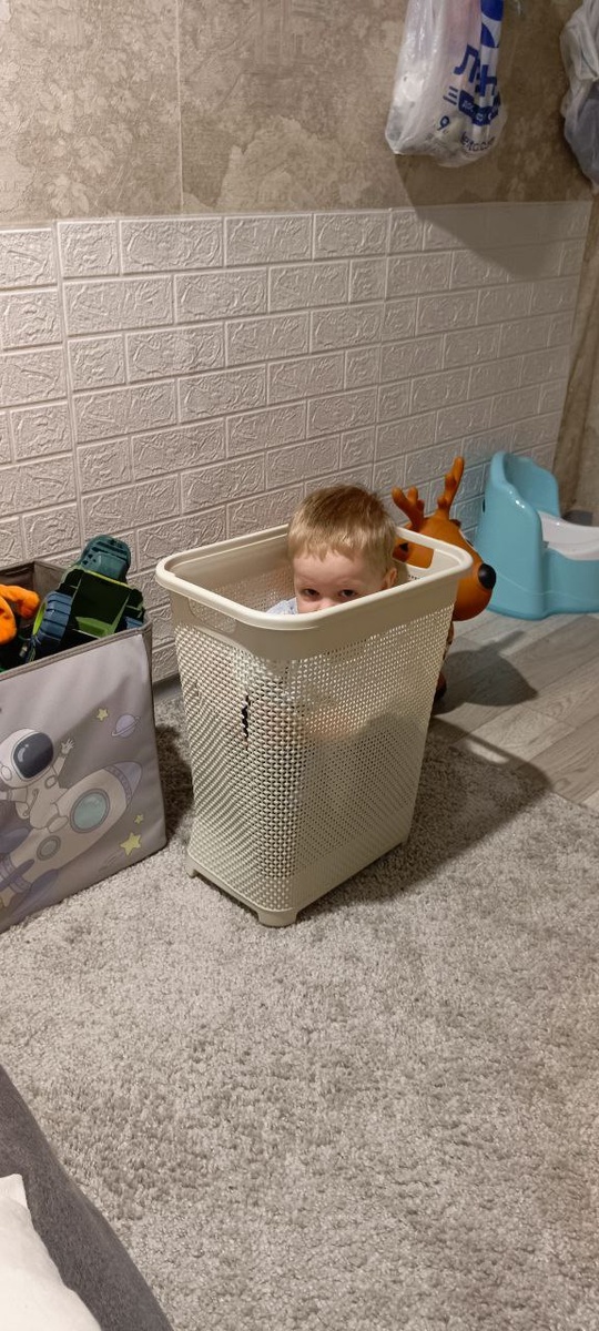 Парень развлекается как может