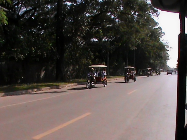 Рамки везут туристов в Ангкор Ват. Фото автора