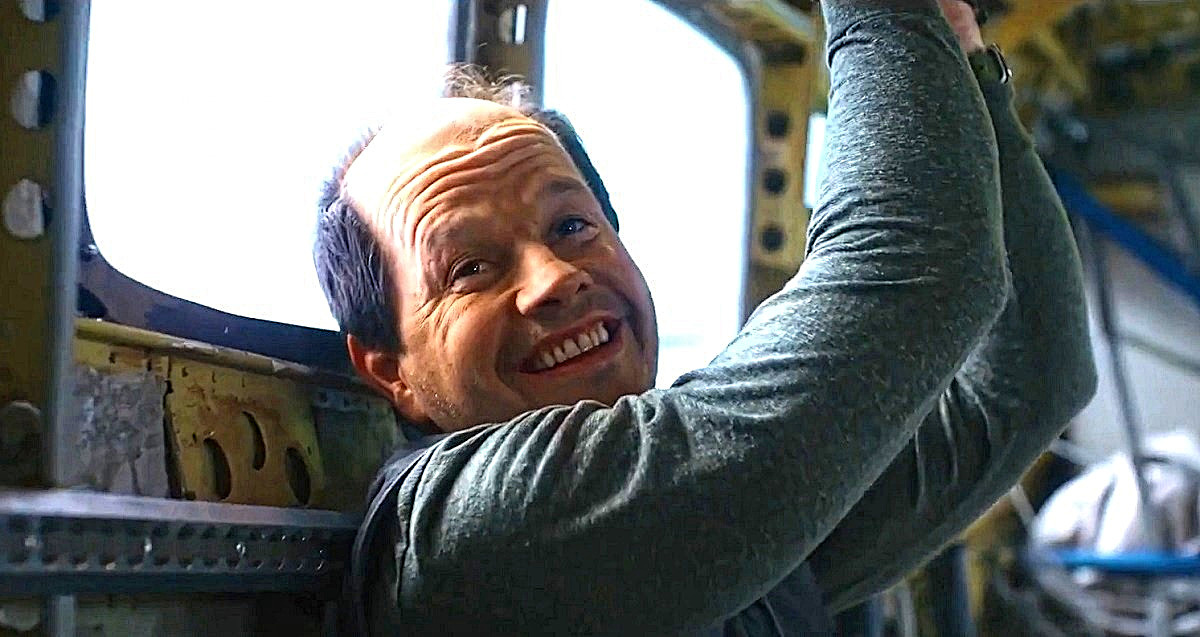 Хорошие новости для фанатов Уолберга: операцию по пересадке лысины актёр перенёс успешно, к раздаче пирожков готов. 