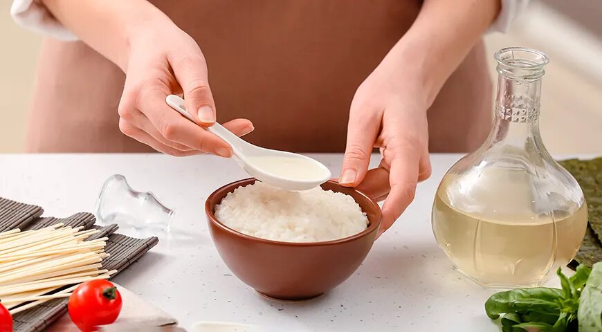   Уксусная заправка улучшает вкус риса, дольше сохраняет его свежесть и делает его более липким — это важно при приготовлении суши, роллов и онигири (Shutterstock/FOTODOM)
