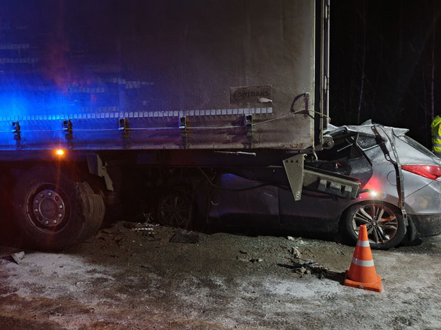    В Кировской области Hyundai въехал в припаркованный грузовик