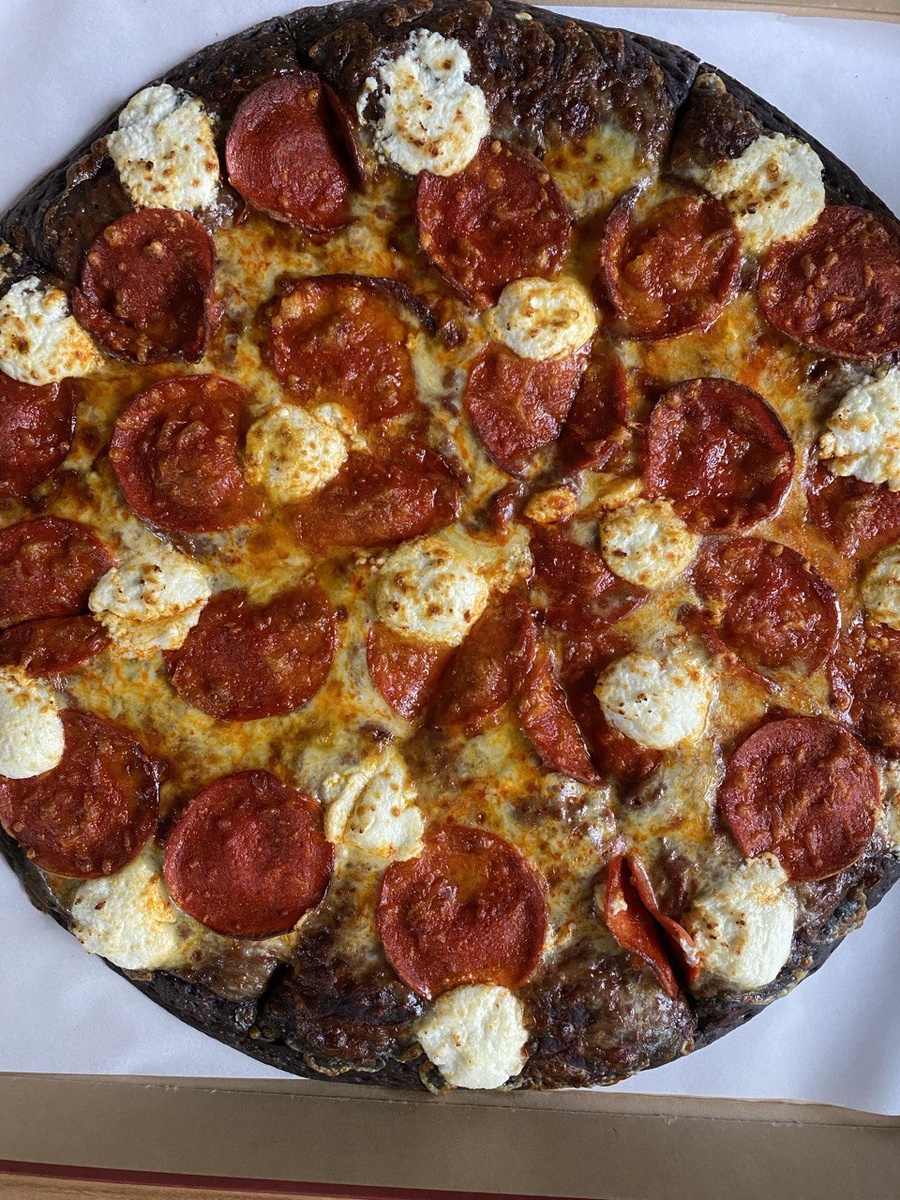 Пицца с вкусным тестом и сытной начинкой