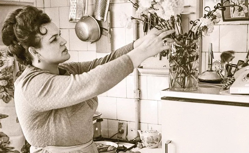 Людмила Зыкина на кухне в своей квартире в доме на Котелнической набережной, фото 1970 года.