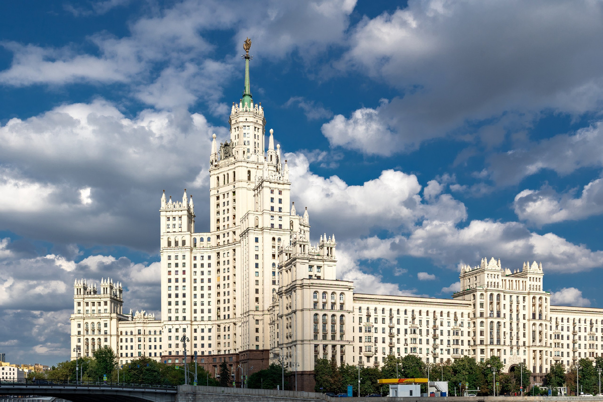 Людмила Зыкина с 1968 года проживала в 3-комнатной квартире на 14 этаже Сталинской высотке на Котельнической набережной. Из окон квартиры певицы был виден Кремль.   