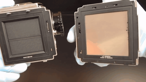 Вставка кассеты в Hasselblad 500cm: совмещение выступов и прорезей внизу и фиксация защёлки вверху