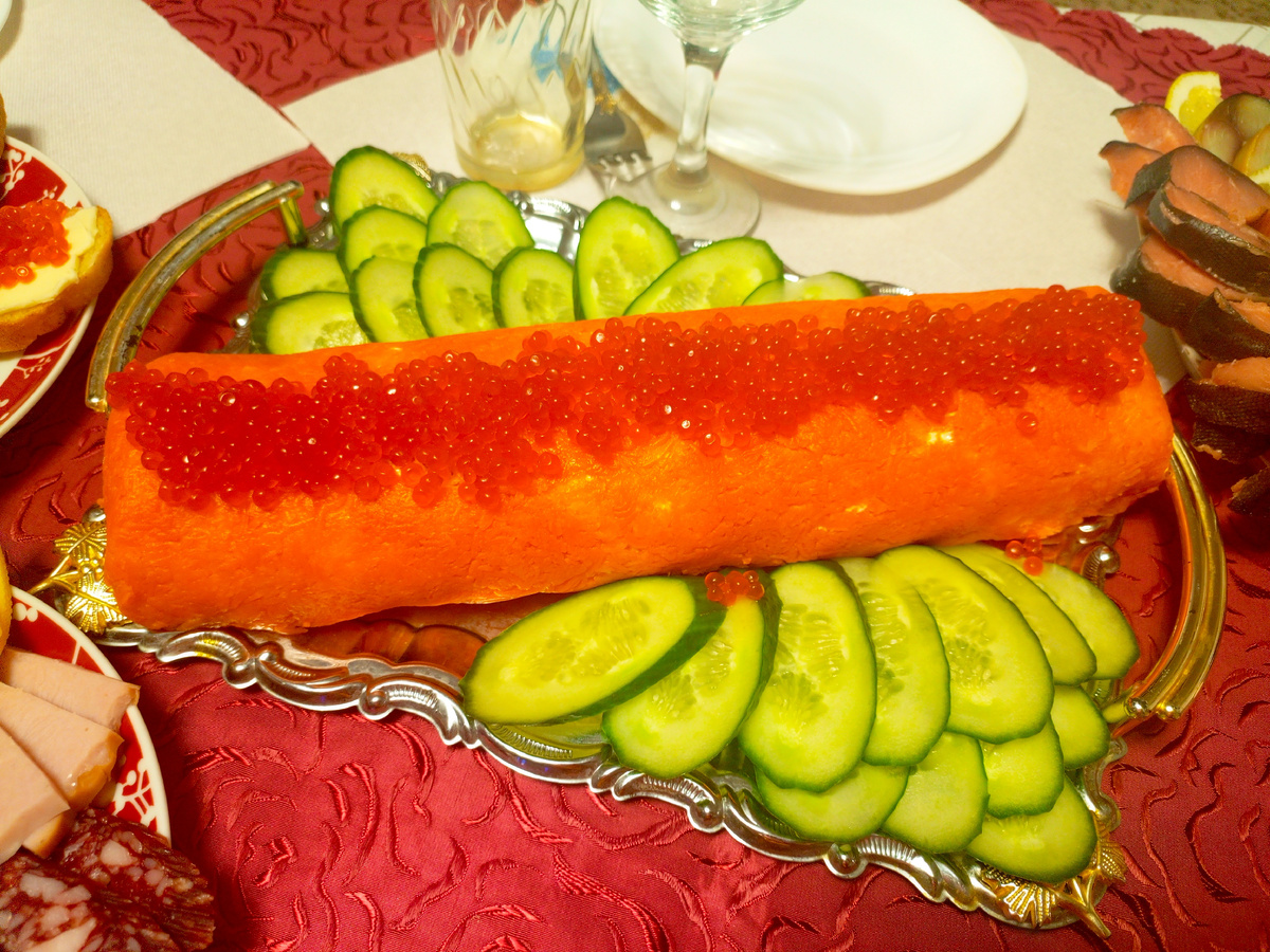 Салат-рулет с форелью и красной икрой