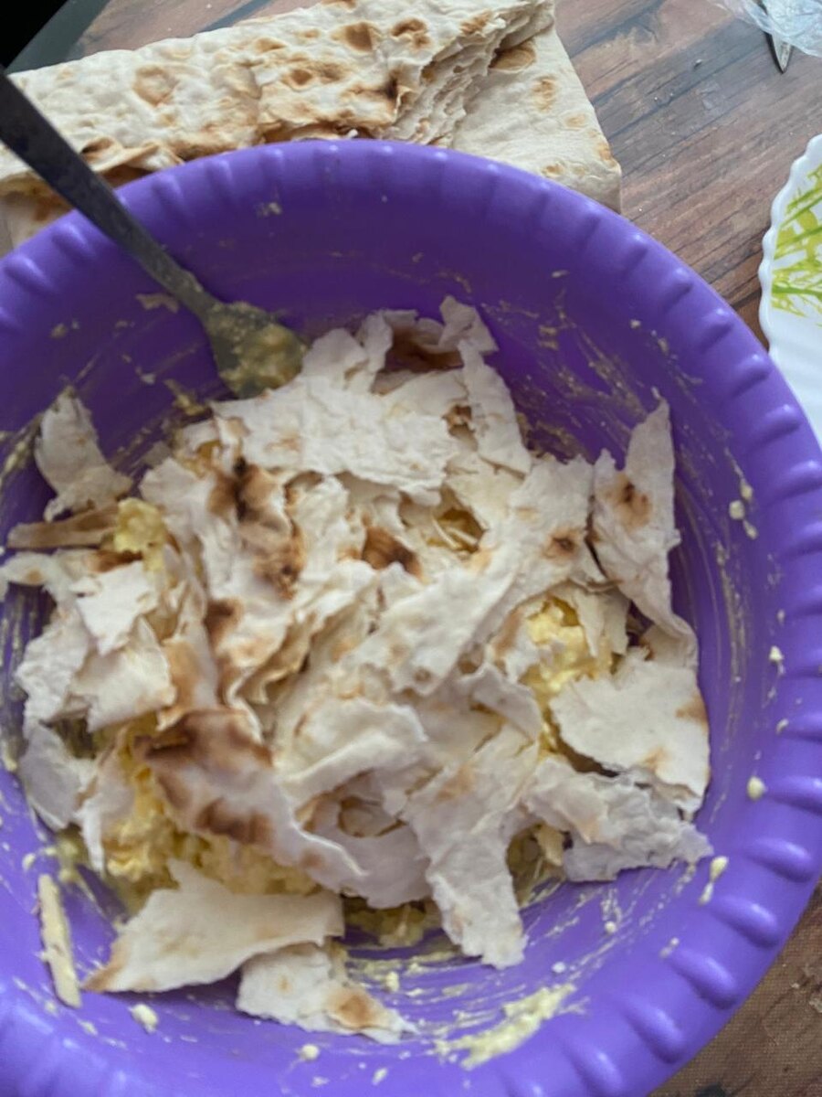 Рвем лаваш, лучше руками.