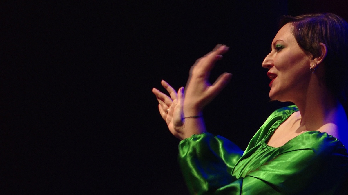 Людмила Верчак исполнила песню на жестовом языке 