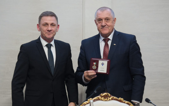    Министр региональной политики Новосибирской области Роман Бурдин (слева) и Михаил Котлов. Источник фото: сайт администрации Здвинского района Новосибирской области zdvinsk.nso.ru